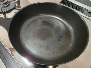 焦げたシミが残ったフライパン