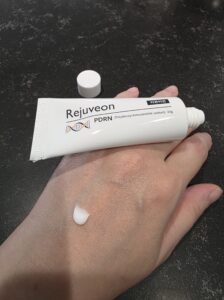 リジュビオン、手に出した