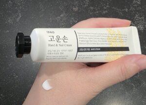 コウンソン ハンド&ネイルクリーム手に出した